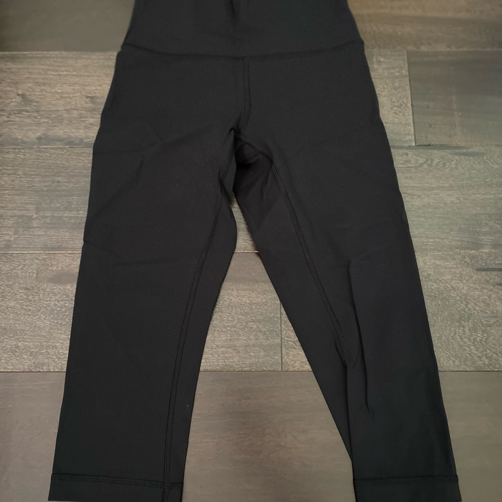 Small black short Lululemon workout pants